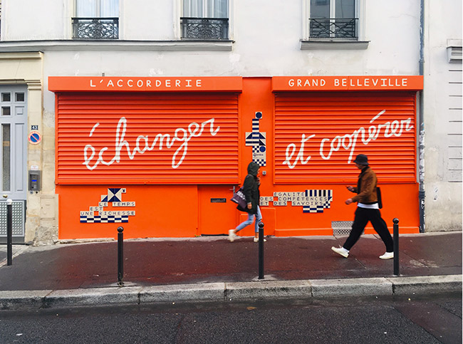 Formes Vives et Clémence Passot, signalétique pour 12 locaux associatifs du quartier Amandiers, Paris 20e. Commanditaires : Paris Habitat, Mairie de Paris, RIVP, Élogie-Siemp. Coordination céramique : Clarence Boulay. Peinture en bâtiment : Gaëtan Pinvidic, Sharjell Anjum et Yannick. 2016 – 2019