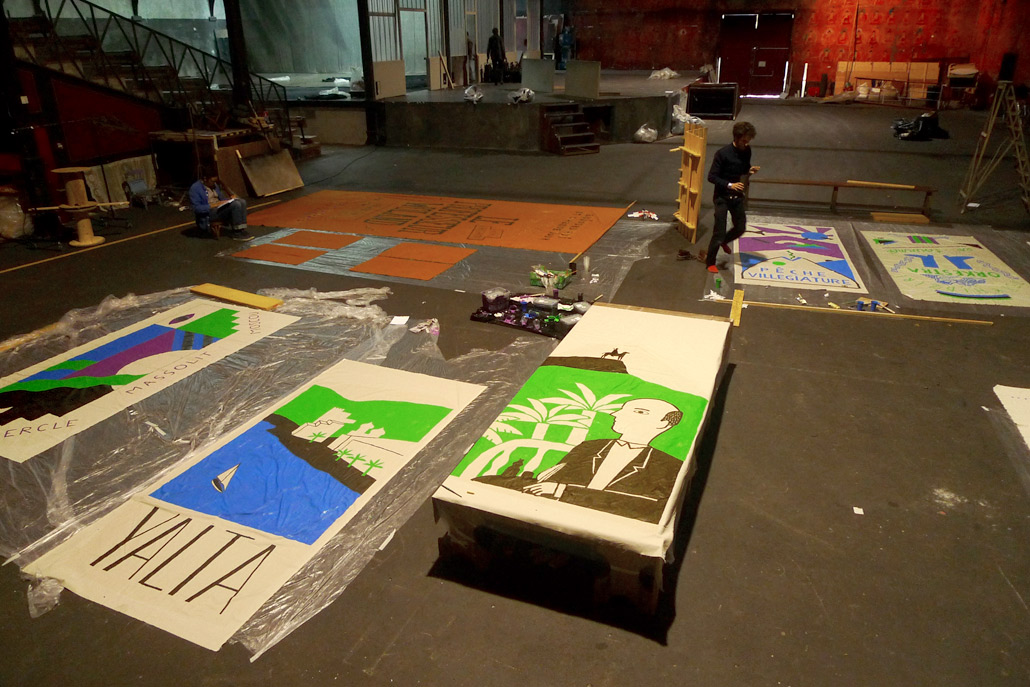 Formes Vives, affiches pour la scénographie de la pièce Ne parlez jamais avec des inconnus, Compagnie internationale 38, acrylique sur tissu, octobre 2012