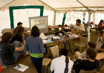 Adrien Zammit avec Geoffroy Pithon et Aurélien Thibaudeau, atelier graphisme à l’Altervillage de l’association Attac, août 2010