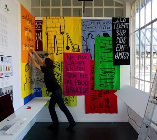 Formes Vives, objets de doléances (banderoles, slogans), installation créée initialement pour l’Université populaire du 18e arrondissement, acrylique sur tissu, accrochage à l’École supérieure d’art des Pyrénées, site de Pau, pour l’exposition «Graphisme aujourd’hui», avril 2011