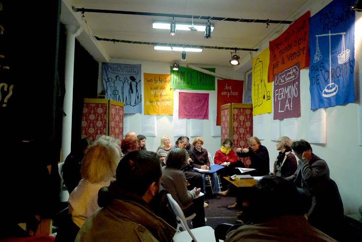 Formes Vives, objets de doléances (banderoles, slogans), installation à l’Université populaire du 18e arrondissement, acrylique sur tissu, décembre 2010