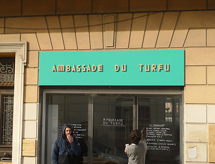 Formes Vives et Collectif ETC, enseigne de l’Ambassade du Turfu, Marseille, bois peint, mars 2017