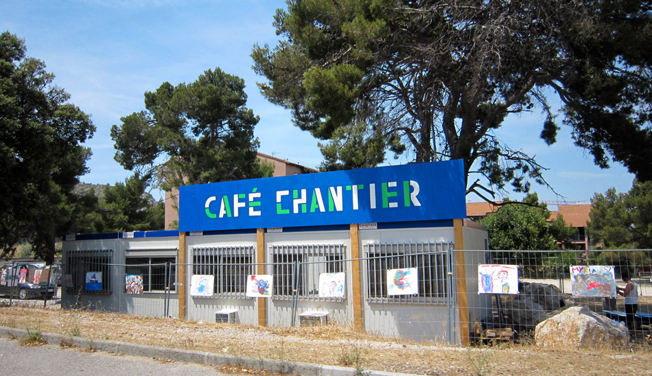 Formes Vives, enseigne du Café Chantier du PRU de la Cayolle, Marseille Rénovation Urbaine, 750x220cm, peinture glycéro et acrylique sur bois, avec l’accompagnement des Robins des Villes, juin 2014