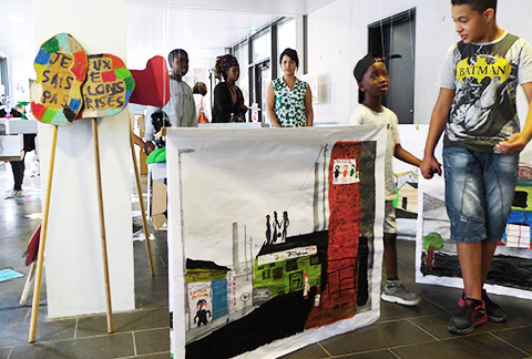 Formes Vives (Adrien Zammit), exposition de travaux du projet PR2017, collages réalisés avec les 6eA du collège Rosa Parks, panneaux et portraits des maternelles de l’école Extérieur, mai 2017