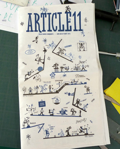Formes Vives et Thibaud Meltz, maquette et direction artistique du journal Article11 n°10, couverture de Paul Loubet, 24x44cm, 32 pages, offset rotative 2 tons, papier 60g/m2, imprimerie L’Avesnois, 12000 exemplaires, diffusion en kiosque et sur abonnement