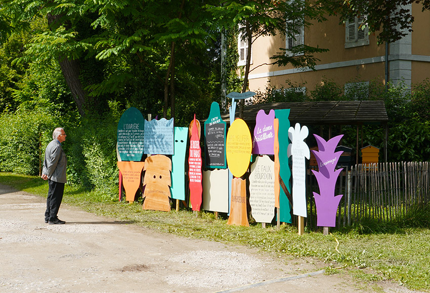 Formes Vives, palissade pour le rucher du haras d’Annecy, association Jardins Fabriques, peinture acrylique sur bois de récupération, juin 2016