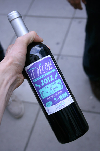 Geoffroy Pithon, étiquette du vin «Le Décoré», cru des diplômés 2012 des Arts déco de Paris, Marie-Luce Nadal, 7,5x10,5 cm, impression offset 2 tons, 200 bouteilles, mai 2012