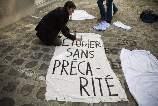Adrien Zammit et inconnue, banderole pour une occupation Jeudi Noir, acrylique sur drap, photographie Laurent Hazgui, novembre 2007